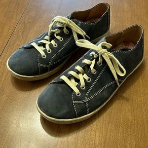 Born size 10/42 excellent condition casual shoe